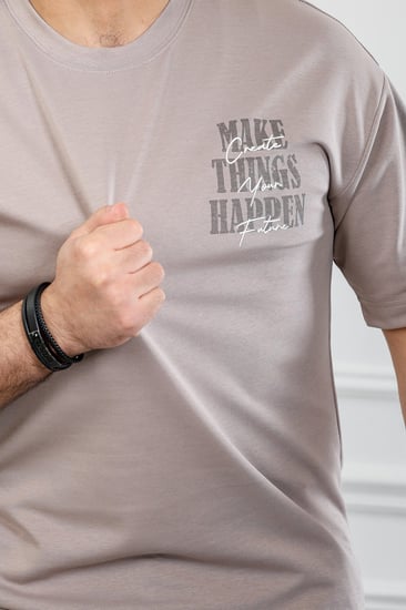 تيشرت رجالي بأكمام قصيرة وياقة دائرية مزين بطبعة كبيرة ملونة على الظهر