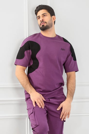 طقم رجالي أوفر سايز نص كم بنطال طويل مزين بأحرف Me بأكمام تيشرت بلونين وجيب على جانب الفخذ