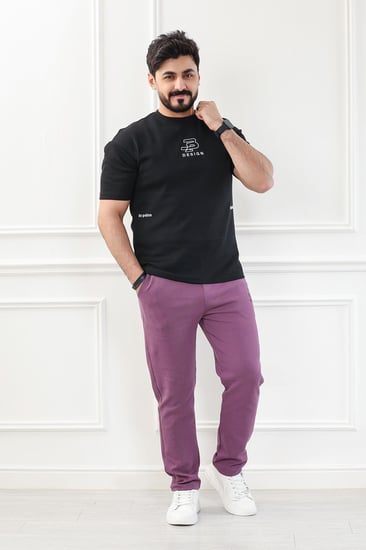 طقم رجالي اوفر سايز نص كم بنطال طويل ياقة دائرية مزين بطبعة على صدر التيشرت والجوانب