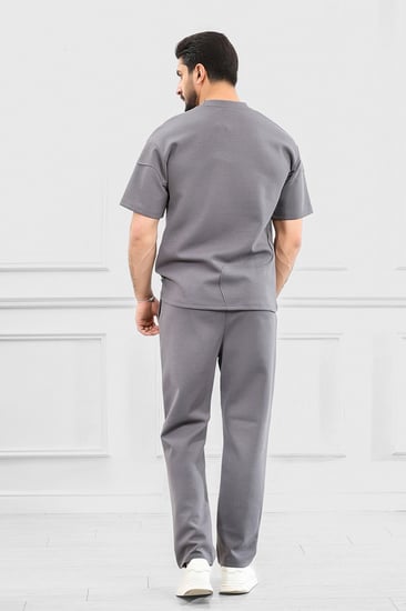 طقم رجالي أوفر سايز نص كم بنطال طويل تيشرت مزين بخط نافر مع طبعة صغيرة على الصدر