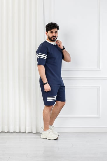 طقم رجالي كاجوال شورت بأكمام قصيرة وياقة دائرية بيضاء مزين بخط أفقي على الكم والشورت