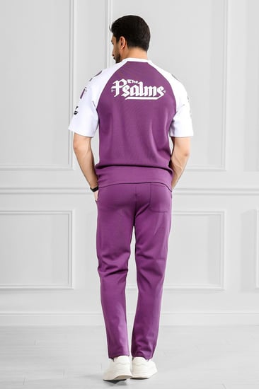 طقم رجالي أوفر سايز نص كم بنطال طويل تيشرت مزين بطبعات رسومية بلون مختلف