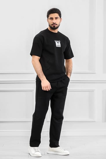 طقم رجالي أوفر سايز نص كم بنطال طويل تيشرت مزين بخط نافر مع طبعة صغيرة على الصدر