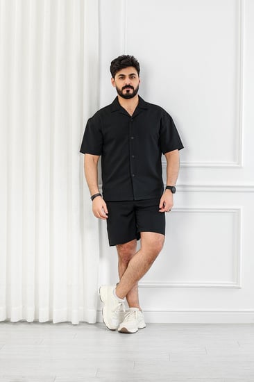 طقم رجالي كاجوال شورت ستن سادة بأكمام قصيرة مزودة بأزرار إغلاق على طول التيشرت