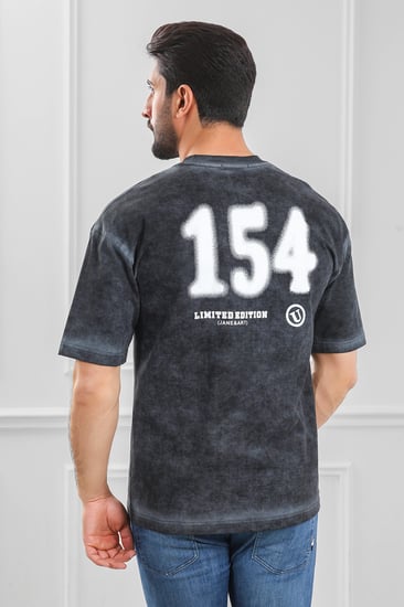 تيشرت رجالي أوفر سايز مغسول مزين بطبعات كتابية ورقم 154 على الظهر