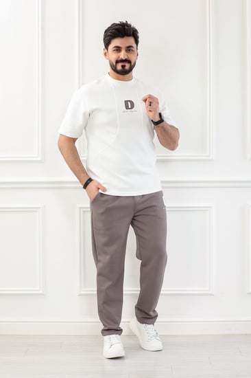 طقم رجالي اوفر سايز نص كم بنطال طويل مزين بطبعة على التيشرت