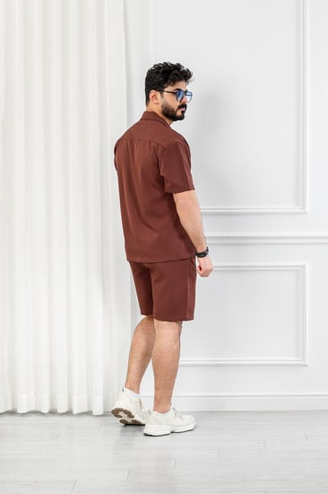 طقم رجالي كاجوال شورت ستن سادة بأكمام قصيرة مزودة بأزرار إغلاق على طول التيشرت