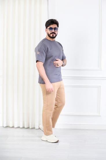 طقم رجالي اوفر سايز نص كم بنطال طويل مزين بطبعة زخرفية على التيشرت وخطوط صغيرة على الأكمام