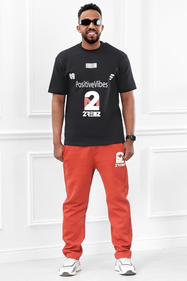 طقم رجالي اوفر سايز مزود بطبعة من الأمام