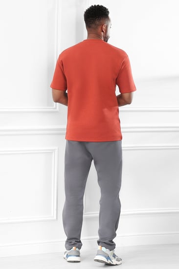 طقم رجالي اوفر سايز مزود بطبعة من الأمام