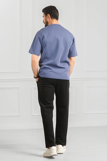 طقم رجالي أوفر سايز نص كم بنطال طويل مزين بخط أفقي مطابق ل لون البنطال وكتابة بحجم صغير