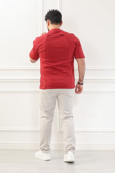 طقم رجالي اوفر سايز نص كم بنطال طويل ياقة دائرية مزين بطبعة على صدر التيشرت والجوانب