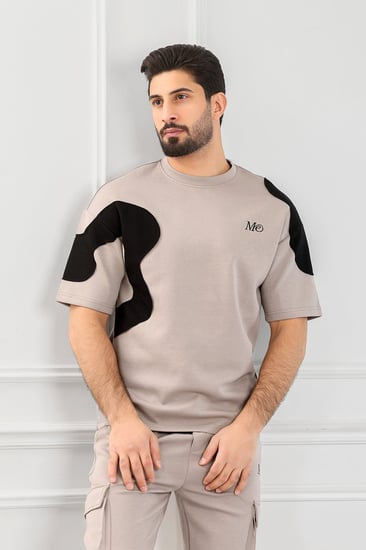 طقم رجالي أوفر سايز نص كم بنطال طويل مزين بأحرف Me بأكمام تيشرت بلونين وجيب على جانب الفخذ