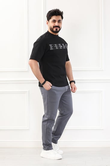 طقم رجالي اوفر سايز نص كم بنطال طويل مزين بخياطة نافرة على الصدر