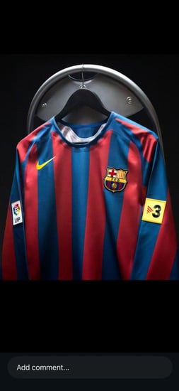 تشيرت برشلون ايقوني لي رونالدينيو الذهبي نسخه موسم 2005–2006