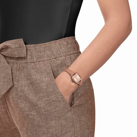 ساعة تيسو لوفلي سمر كوارتز نسائية مع أساور إضافية - T058.109.36.031.01