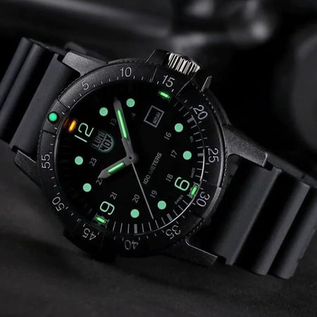 ساعة لوميناكس سي باس كوارتز رجالية - X2.2001