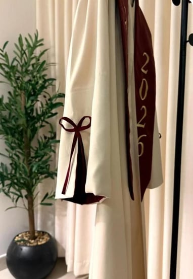 عباية التخرج – أناقة تليق بلحظة الإنجاز