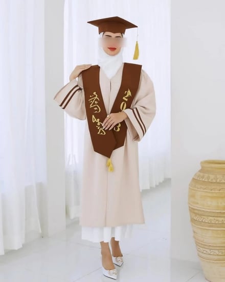 عبايات تخرج 2025