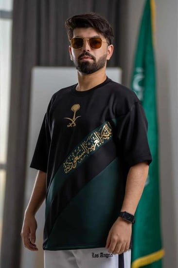 تيشيرت - اليوم الوطني السعودي 95 للشباب اسود سيفين ونخلة