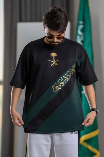 تيشيرت - اليوم الوطني السعودي 95 للشباب اسود سيفين ونخلة
