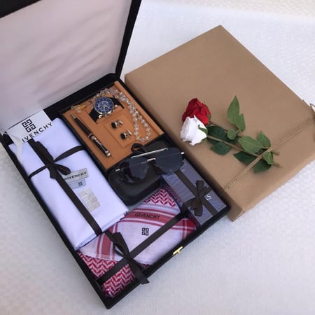 طقم رجالي قماش وشماغ ونظارة وطقم ساعة وعطر