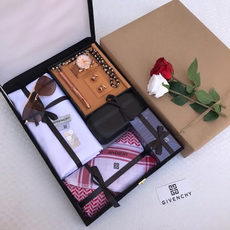طقم رجالي قماش وشماغ ونظارة وطقم ساعة وعطر
