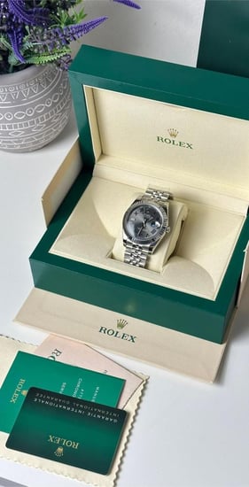 ساعة رولكس ديت جست - فضي بمينا رمادي وإطار مخطط