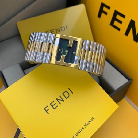 ساعة فندي نسائية بإطلالة عصرية