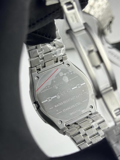 ساعة قوتشي رجالي - فضي بمينا أبيض مخطط