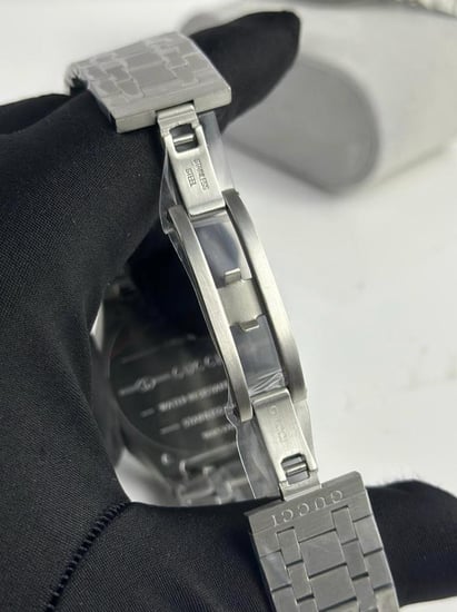 ساعة قوتشي رجالي - فضي بمينا أبيض