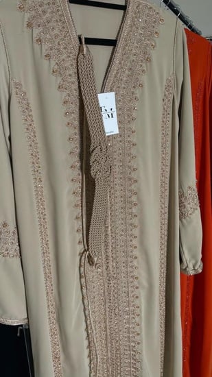 قفطان شك كامل الياقوت مع حزام بنفس اللون والكم مبطن بلون