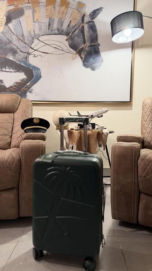 حقيبة سفر  بشعار " الخطوط السعودية "