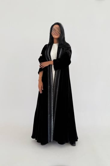 عباية مخمل مع تطريز امامي قصة نص كلوش