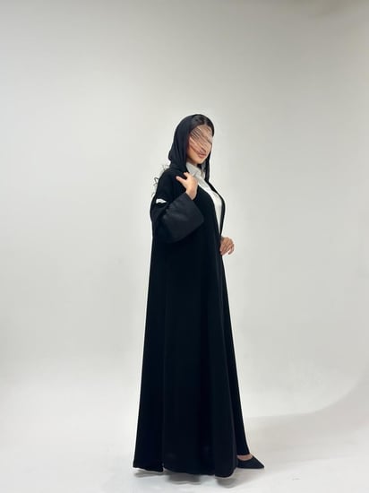 عباية كريب ملكي مع نقش هندي على الأكمام