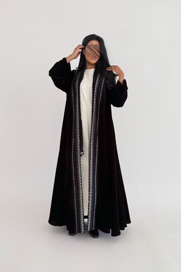 عباية مخمل مع تطريز امامي قصة نص كلوش