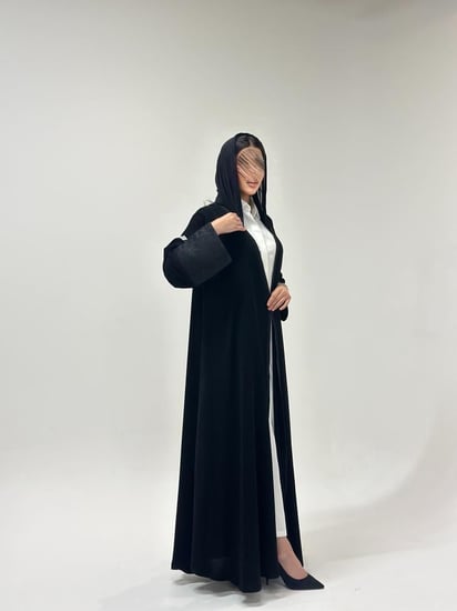 عباية كريب ملكي مع نقش هندي على الأكمام