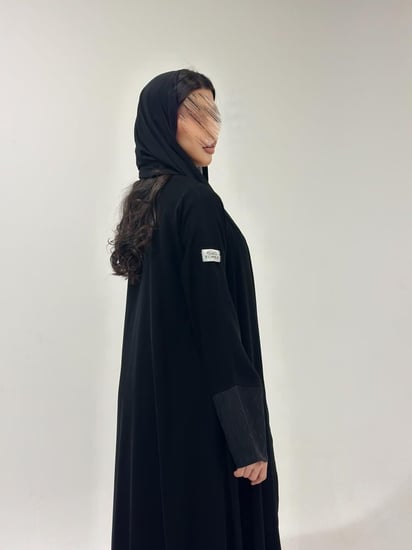 عباية كريب ملكي مع نقش هندي على الأكمام