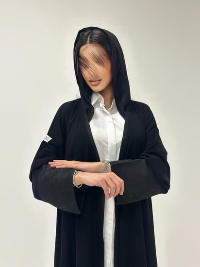 عباية كريب ملكي مع نقش هندي على الأكمام