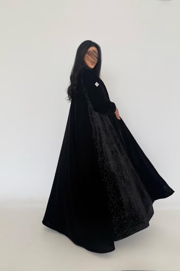 عباية مخمل مع جوانب شيفون مخمل