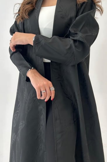 عباية سوداء بلمسة فخمة -متجر عبايات خمرة