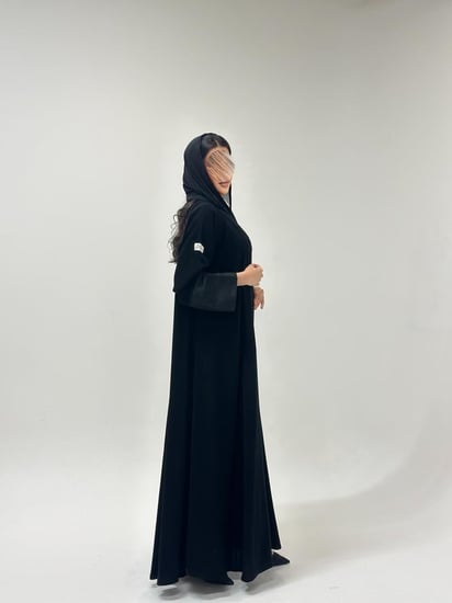 عباية كريب ملكي مع نقش هندي على الأكمام