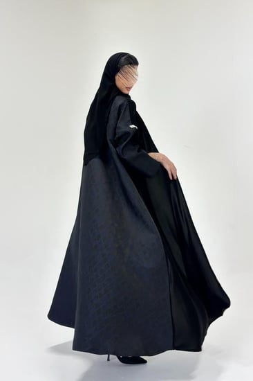 عباية كريب اسود مع تفته هندي قصة كلوش فاخرة