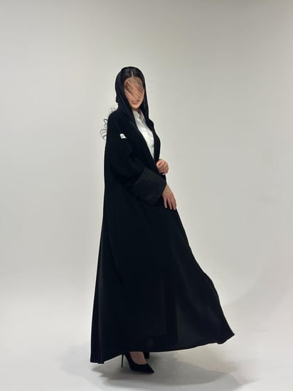 عباية كريب ملكي مع نقش هندي على الأكمام