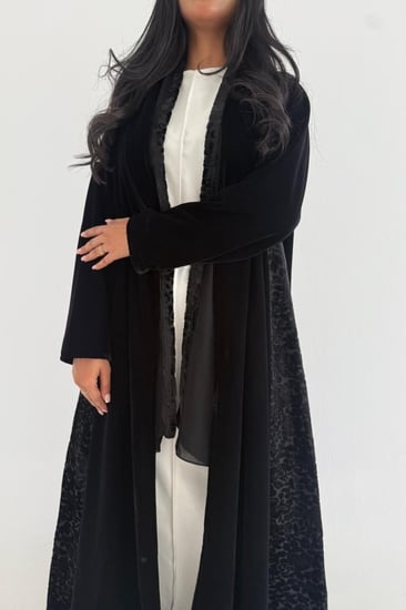 عباية مخمل مع جوانب شيفون مخمل