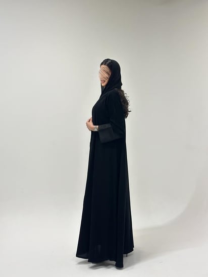 عباية كريب ملكي مع نقش هندي على الأكمام