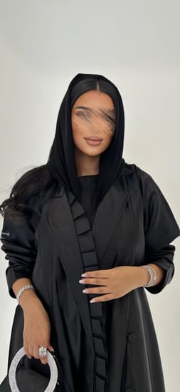 عباية بليزر أسود لامع كسرات جانبية -طرحة شيفون أسود
