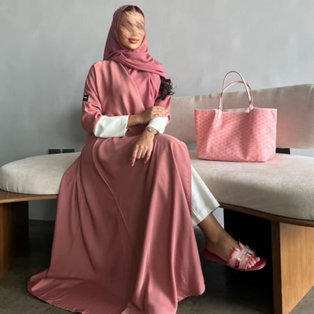 عباية وردي نص كلوش بكُم لون اوف وايت - قماش بلاك بيري و طرحة شيفون