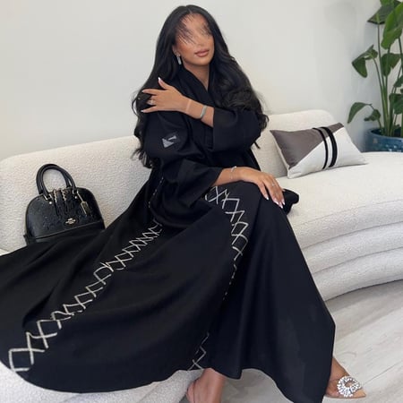 نص كلوش أسود بجوانب جاكار و مطرزه - طرحة شيفون أسود