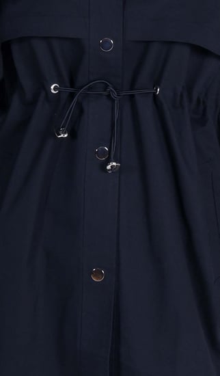 جاكيت بغطاء رأس بلون أبيض بحزام خصر وأزرار كبس